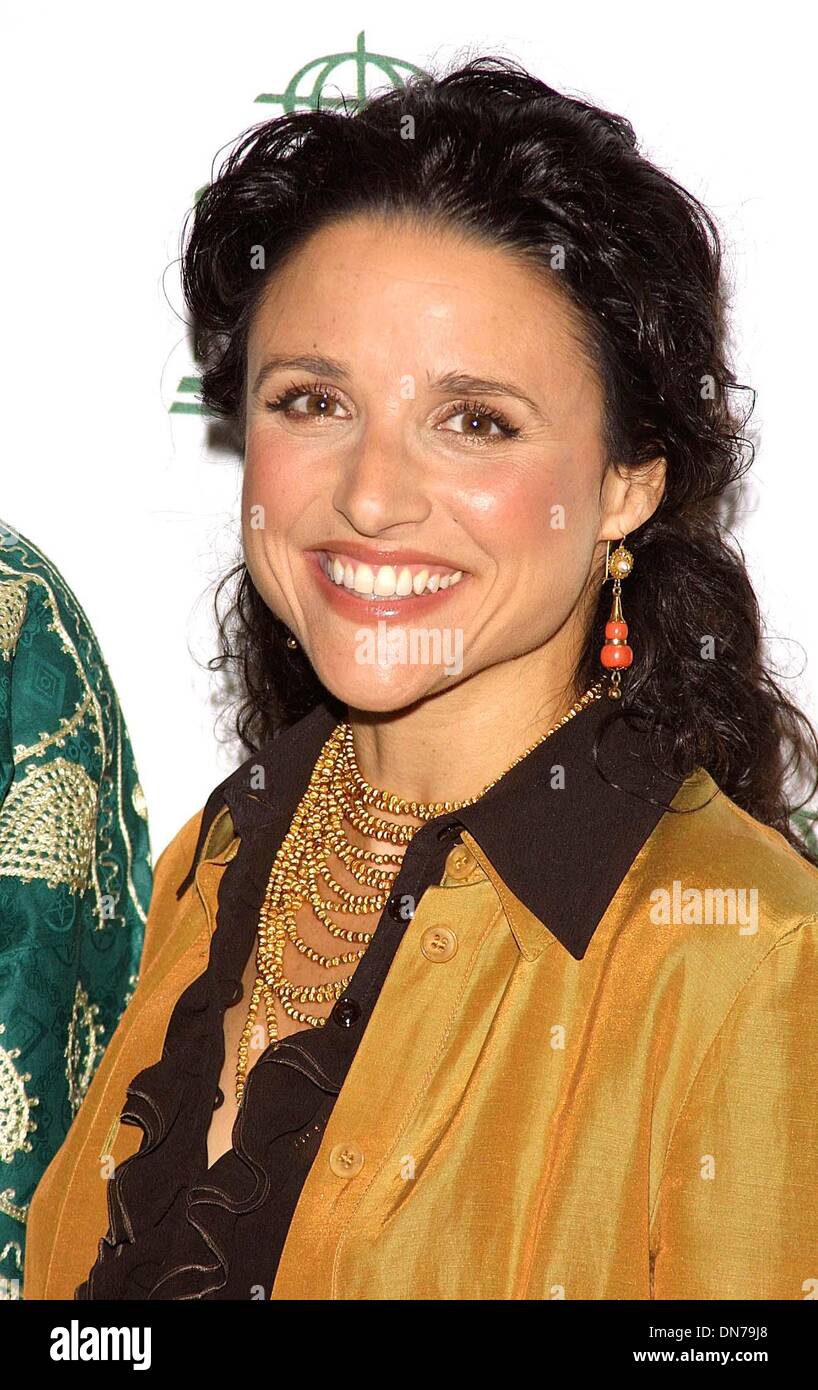 Ottobre 24, 2002 - Beverly Hills, CA, Stati Uniti d'America - JULIA LOUIS-DREYFUS ..K26857TR INTERNATIONAL DONNA MEDIA FOUNDATION IL CORAGGIO DI GIORNALISMO AWARDS (per onorare le donne i giornalisti).L'Hotel Regent Beverly Wilshire, Beverly Hills, CA.24 ottobre 2002. TOM RODRIGUEZ/ 2002(Credit Immagine: © Globo foto/ZUMAPRESS.com) Foto Stock