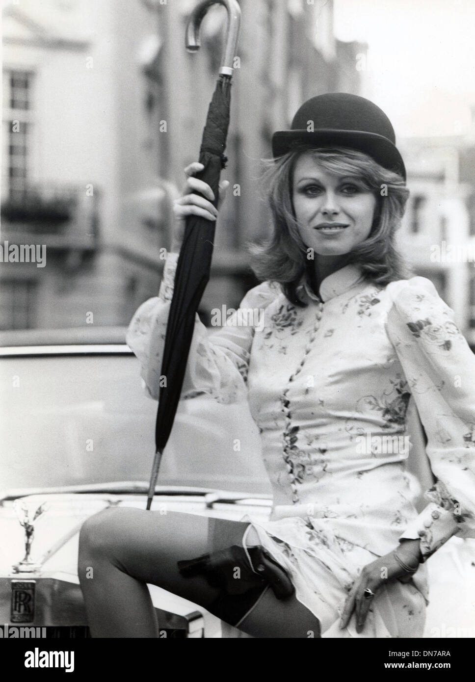 Mar 8, 1975 - Londra, Inghilterra, Regno Unito - Attrice Joanna Lumley il nuovo super-girl in 'vendicatori' serie televisiva sport il Destriero di John Bowler cappello e ombrello a Londra. Foto Stock