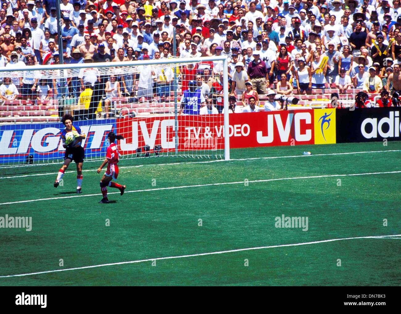 Luglio 10, 1999 - HO3528TAO.1999 Coppa del Mondo donne SOCCER FINALS ROSE BOWL PASADENA CA 07/10/1999.USA VS CINA. TAO/ / GAO HONG # 18(Immagine di credito: © Globo foto/ZUMAPRESS.com) Foto Stock
