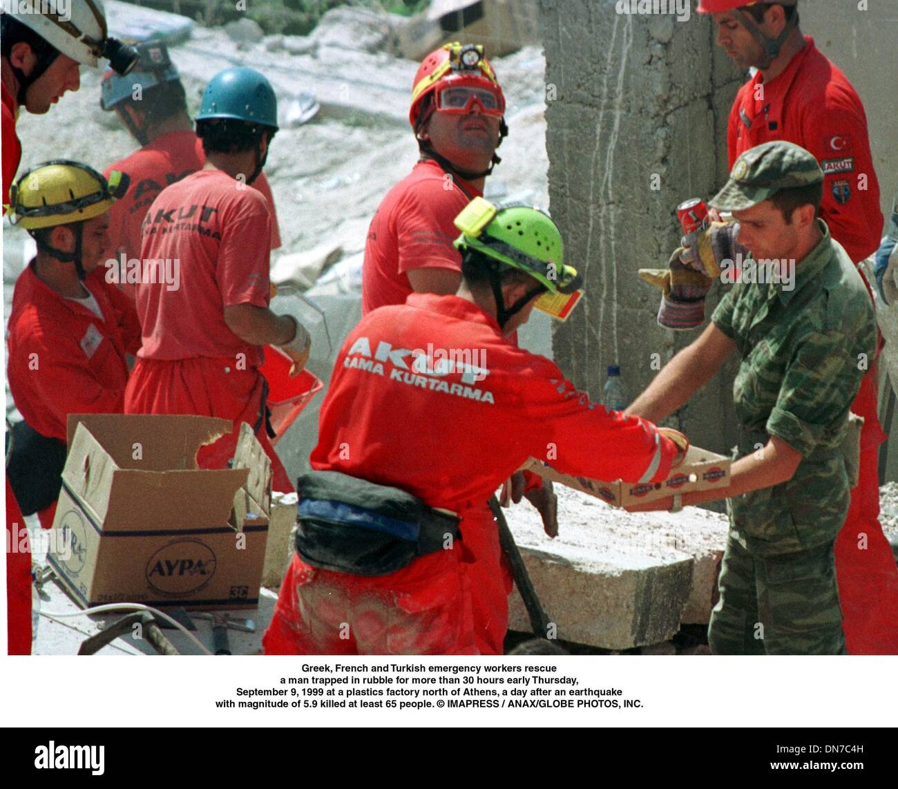 Sett. 8, 1999 - Atene, GRC - un soldato greco offre acqua al Turco squadra di salvataggio, in rosso , nel relitto del sito di una fabbrica in Atene nord sobborgo di metamorfosi in cerca di superstiti il Mercoledì, 8 settembre 1999. .Â© IMAPRESS / A N A X (credito Immagine: © Globo foto/ZUMAPRESS.com) Foto Stock