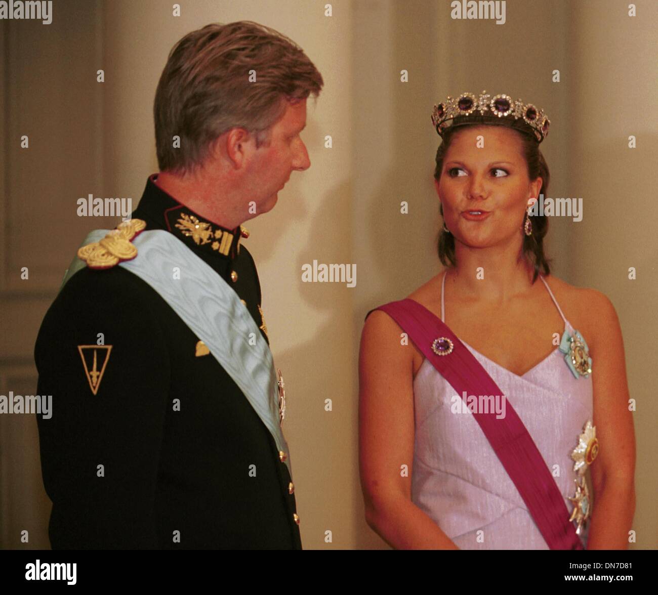 8 maggio 2001 - Bruxelles, Belgio - BRUXELLES, BELGIO-Maggio 8, 2001-il Principe Filippo del Belgio e la Principessa Victoria di Svezia chat durante la cena di gala presso il Palazzo Reale Belga a Laeken. Â© IMAPRESS/JOCK FISTICK(Immagine di credito: © Globo foto/ZUMAPRESS.com) Foto Stock