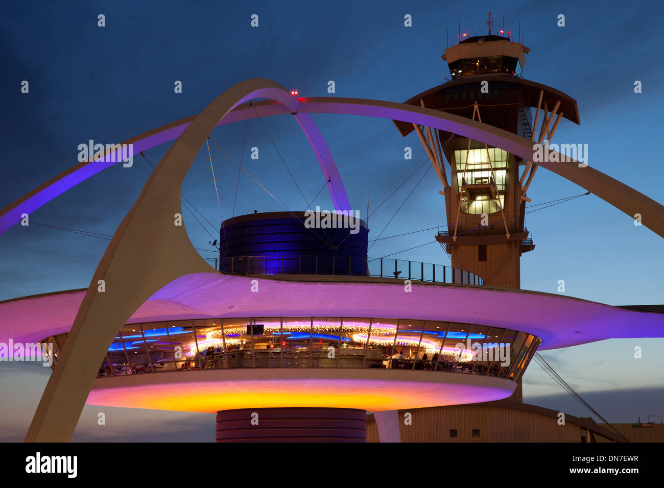 Edificio a tema e torre di Los Angeles International Airport al crepuscolo Foto Stock