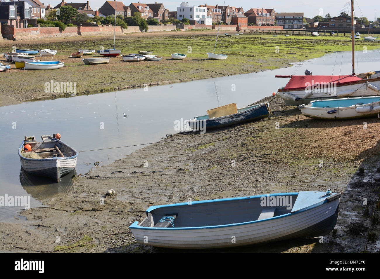 Barche sulla spiaggia con la bassa marea a Peschici. Hampshire. Inghilterra Foto Stock