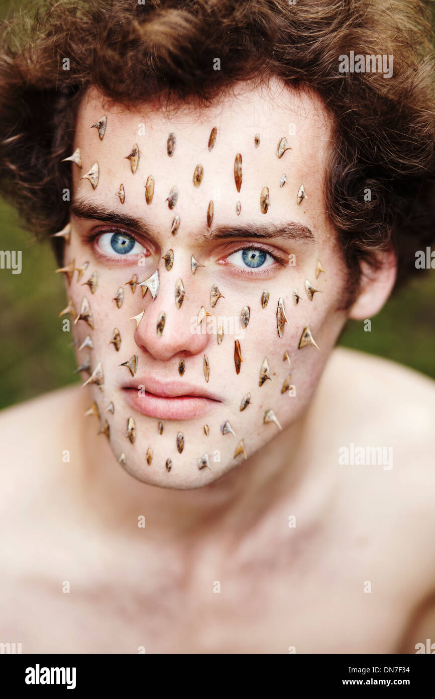 Uomo con spine in faccia Foto Stock