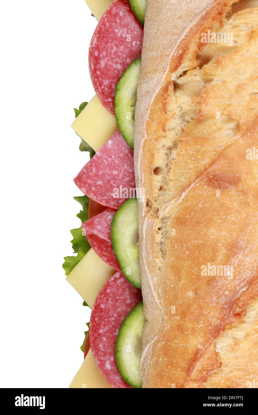 Vista dall'alto di un sub sandwich con salame, formaggio, pomodori, lattuga e cetriolo Foto Stock
