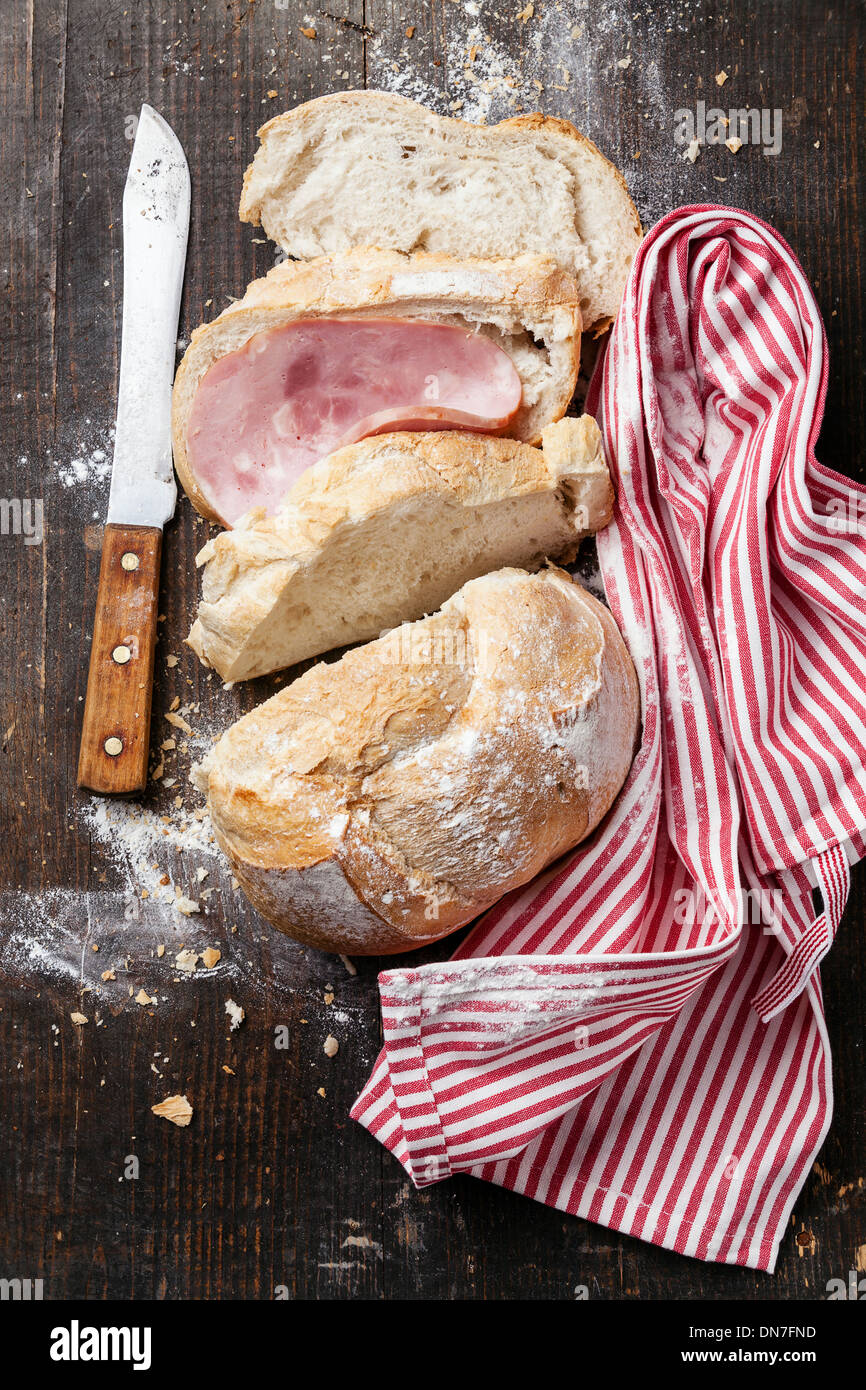 Pane fresco Francese con prosciutto su sfondo di legno Foto Stock