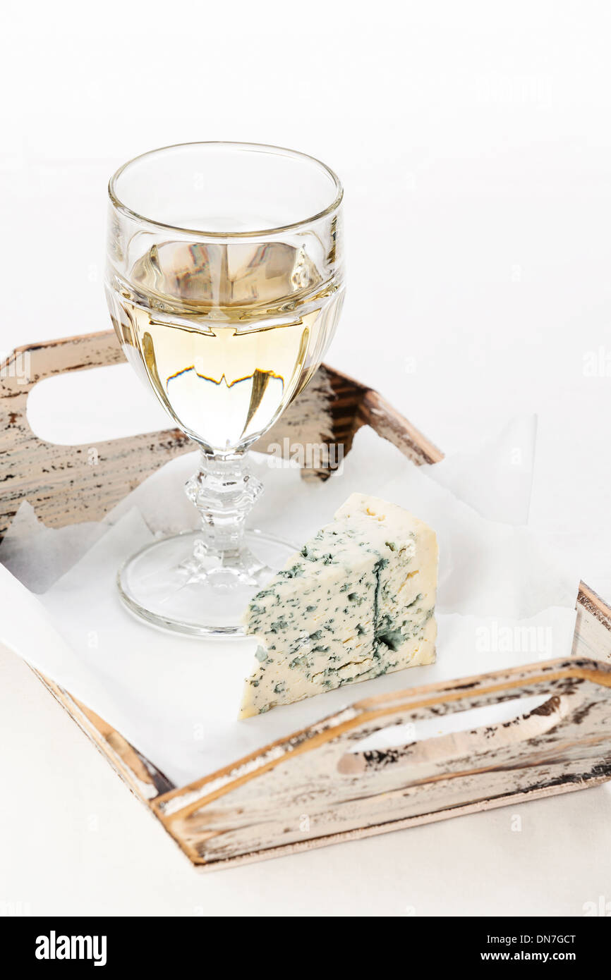 Bicchiere di vino bianco e Dor formaggio blu sul vassoio Foto Stock