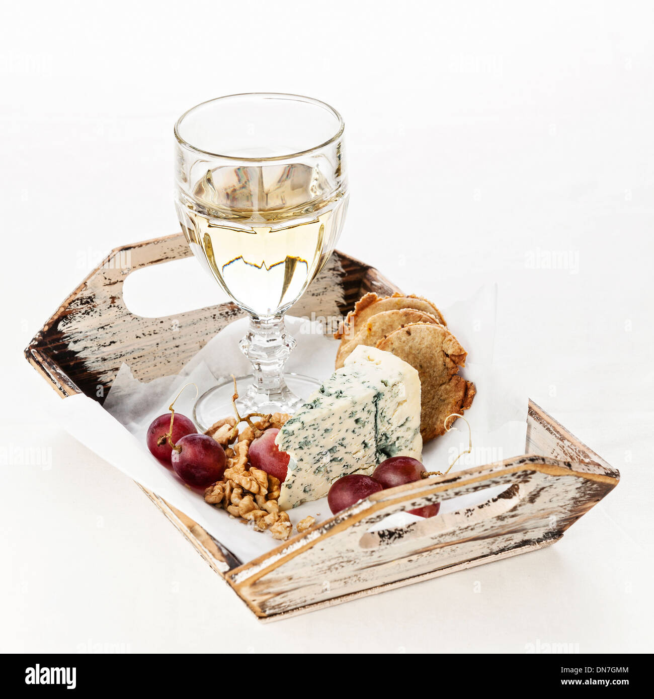 Spuntini Dor formaggio blu, noci, uva e vino sul vassoio Foto Stock