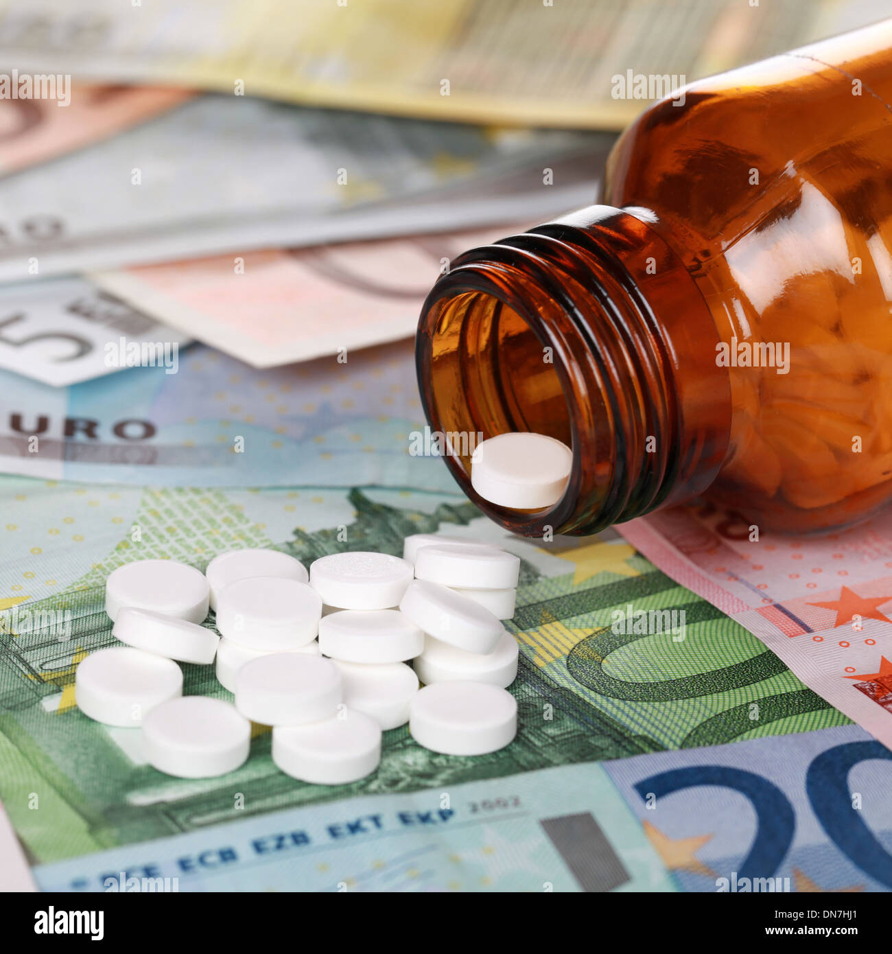 Immagine simbolica per l alto costo della sanità con la medicina sulle banconote in euro Foto Stock