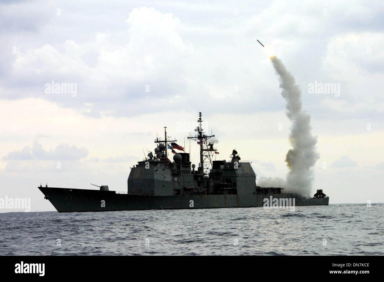 Nov. 23, 2002 - Una crociera Tomahawk missile lancia dal capo USS San Giorgio, operanti nella zona orientale del Mare Mediterraneo a sostegno dell'Operazione Iraqi Freedom. MOLL/DOD/ K29852(Immagine di credito: © Globo foto/ZUMAPRESS.com) Foto Stock