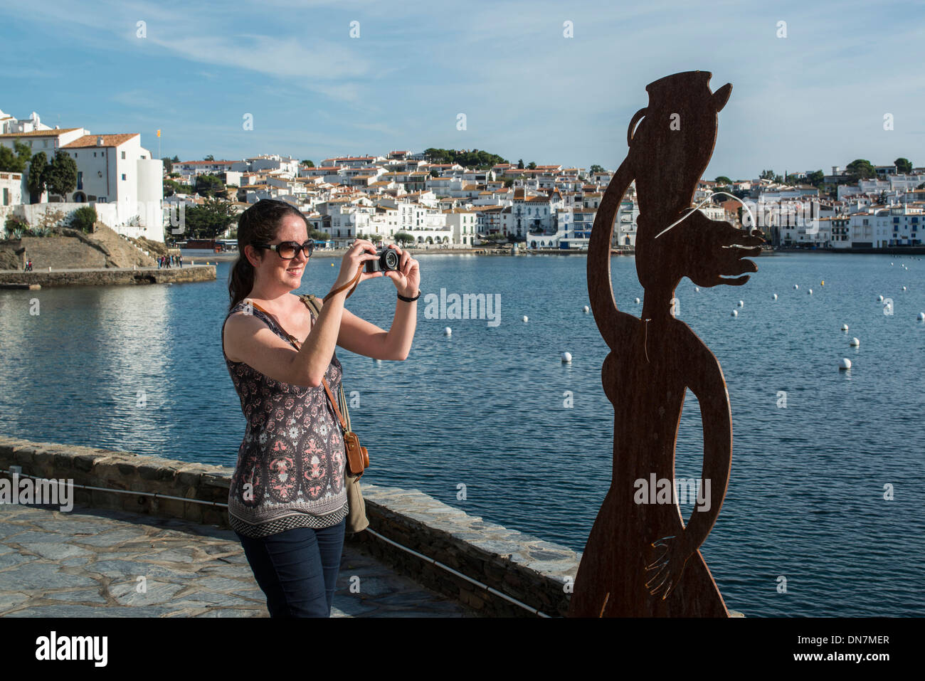 Un visitatore prende una foto di mare artista della città di Cadaques, Cap de Creus penisola, Costa Brava Catalogna Foto Stock