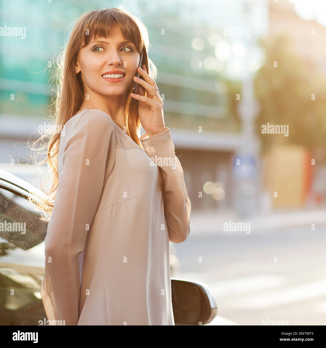 Sofisticato imprenditrice nel vestire parlando al telefono. Foto Stock
