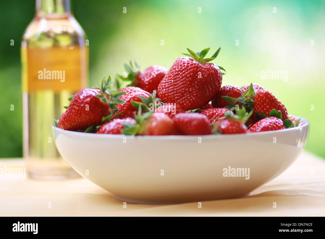 Fragole fresche in una ciotola Foto Stock