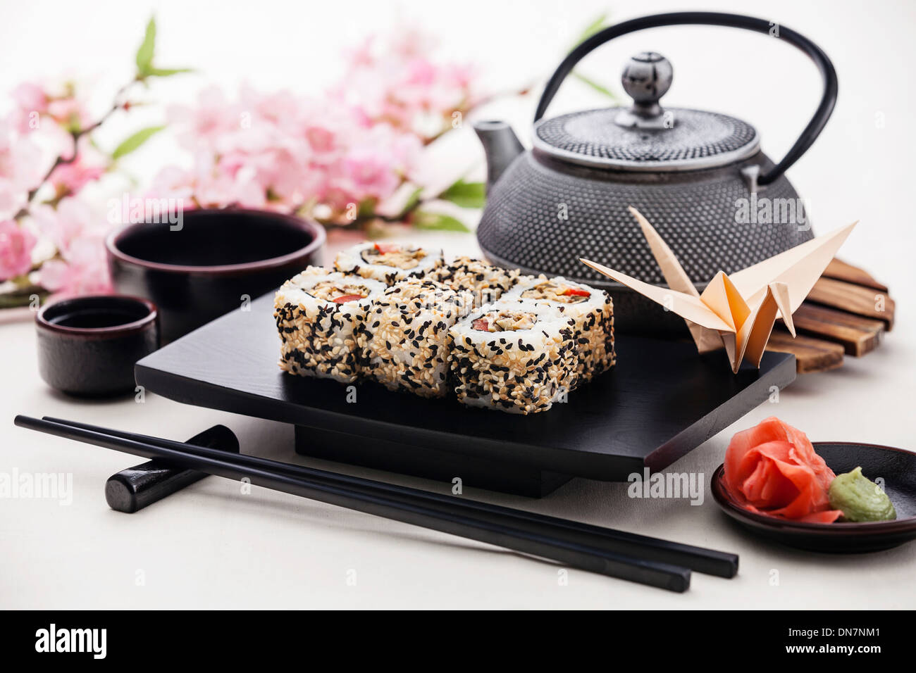 Rotoli di Sushi con salsa di soia e zenzero Foto Stock