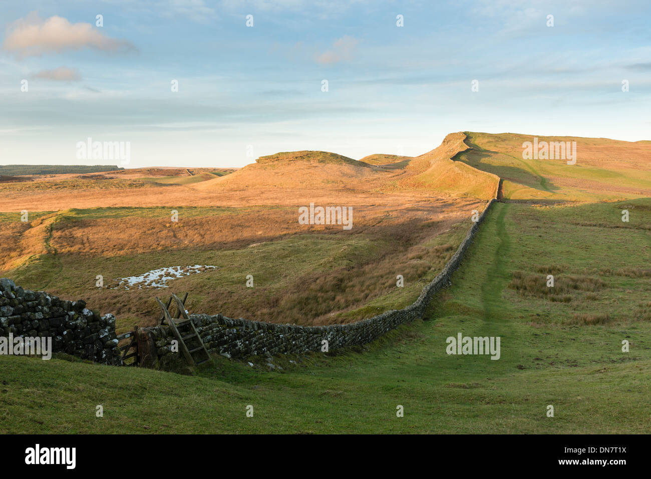 Guardando verso Est lungo il vallo di Adriano verso la rupe Sewingshields uno dei paesaggi spettacolari nel Parco nazionale di Northumberland Foto Stock