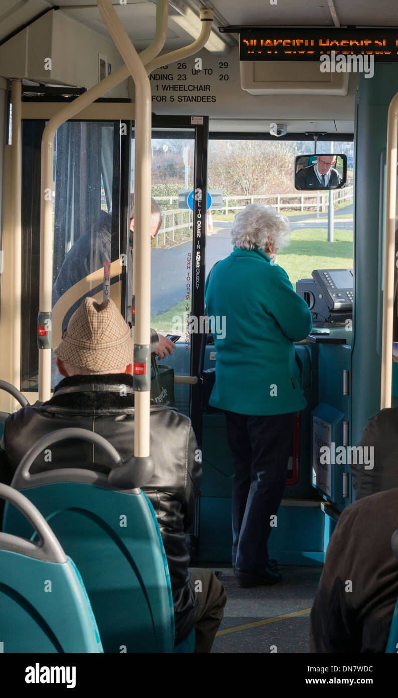 Senior Citizen di salire a bordo di un autobus. Foto Stock