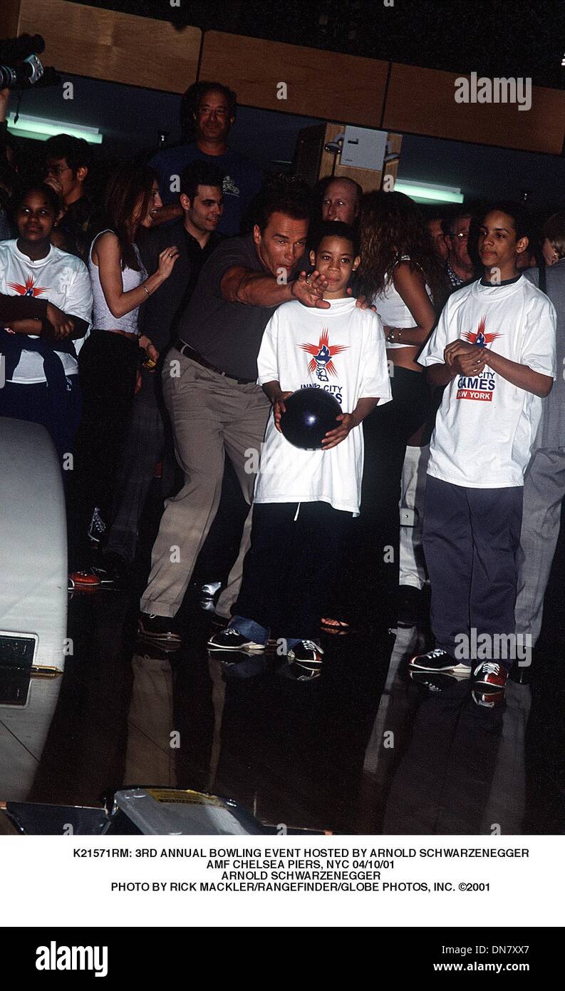 Apr. 10, 2001 - K21571RM: 3RD BOWLING annuale evento ospitato da Arnold Schwarzenegger.AMF Moli Chelsea, NYC 04/10/01.Arnold Schwarzenegger. RICK MACKLER/ 2001(Credit Immagine: © Globo foto/ZUMAPRESS.com) Foto Stock Apr. 10, 2001 - K21571RM: 3RD BOWLING annuale evento ospitato da Arnold Schwarzenegger.AMF Moli Chelsea, NYC 04/10/01.Arnold Schwarzenegger. RICK MACKLER/ 2001(Credit Immagine: © Globo foto/ZUMAPRESS.com) Foto Stock