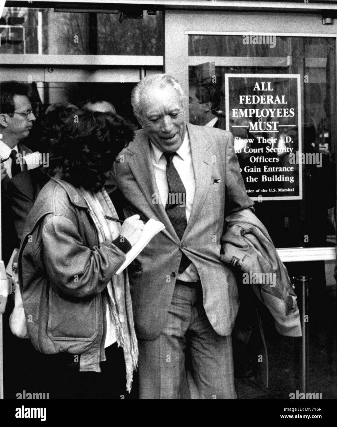 Giugno 5, 2001 - Brooklyn, New York, Stati Uniti d'America - 3/20/92 Brooklyn NY attore Anthony Quinn, essendo intervistato a Brooklyn corte federale dopo la partecipazione al processo di John Gotti reputato il padrino della criminalità Gambino famiglia. ( Neil Schneider)(Immagine di credito: © Globo foto/ZUMAPRESS.com) Foto Stock