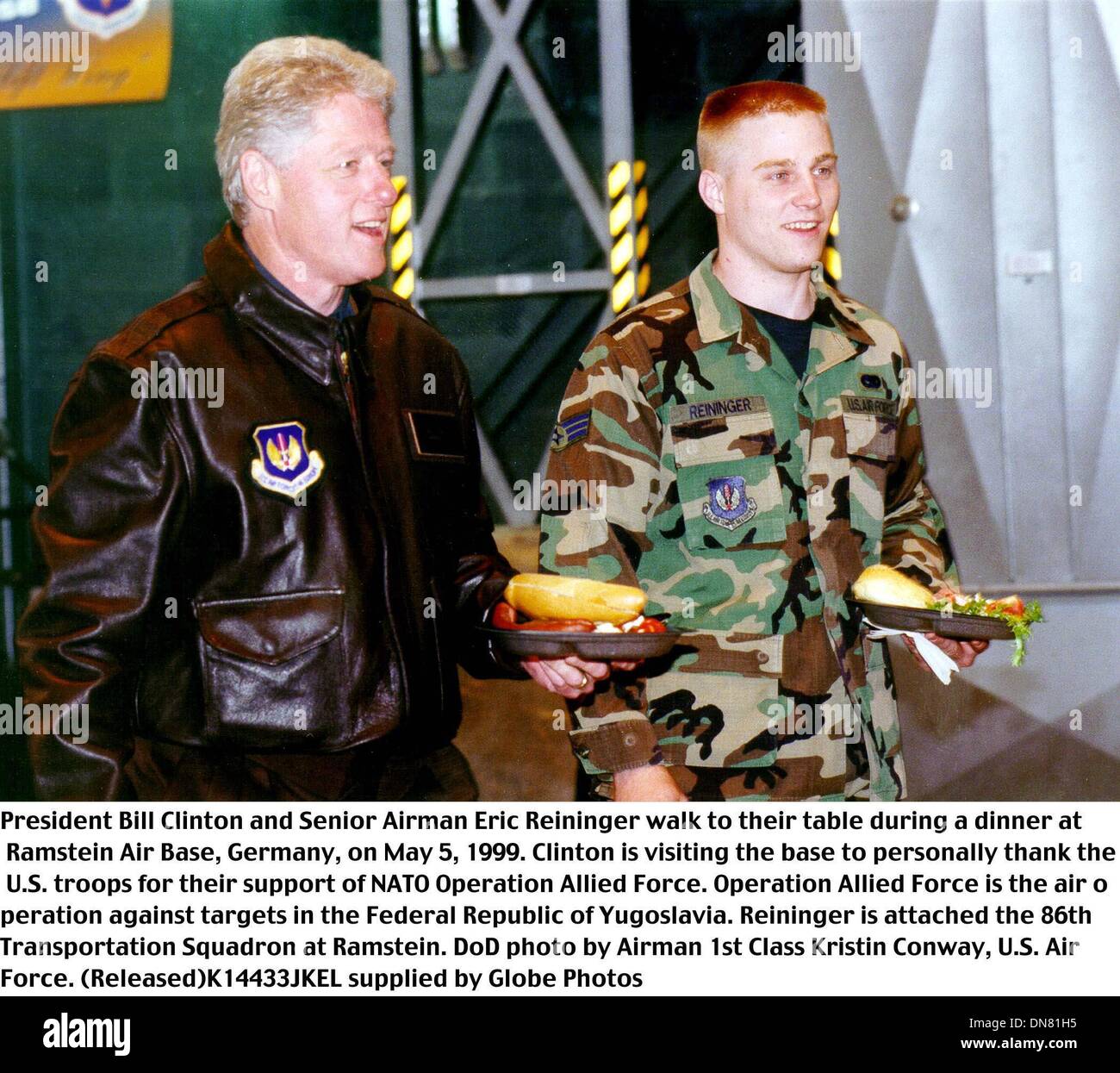 13 maggio 1999 - Ramstein Ab, Germania - K14433JKEL 05/05/99.990505-F-2715C-001..il presidente Bill Clinton e Senior Airman Eric Reininger camminare al loro tavolo durante una cena a Ramstein Air Base, Repubblica federale di Germania il 5 maggio 1999. Clinton si è recato in visita in base a ringraziare personalmente le truppe degli Stati Uniti per il loro sostegno della NATO Operazione Allied Force. Operazione Allied Force è il funzionamento dell'aria ag Foto Stock