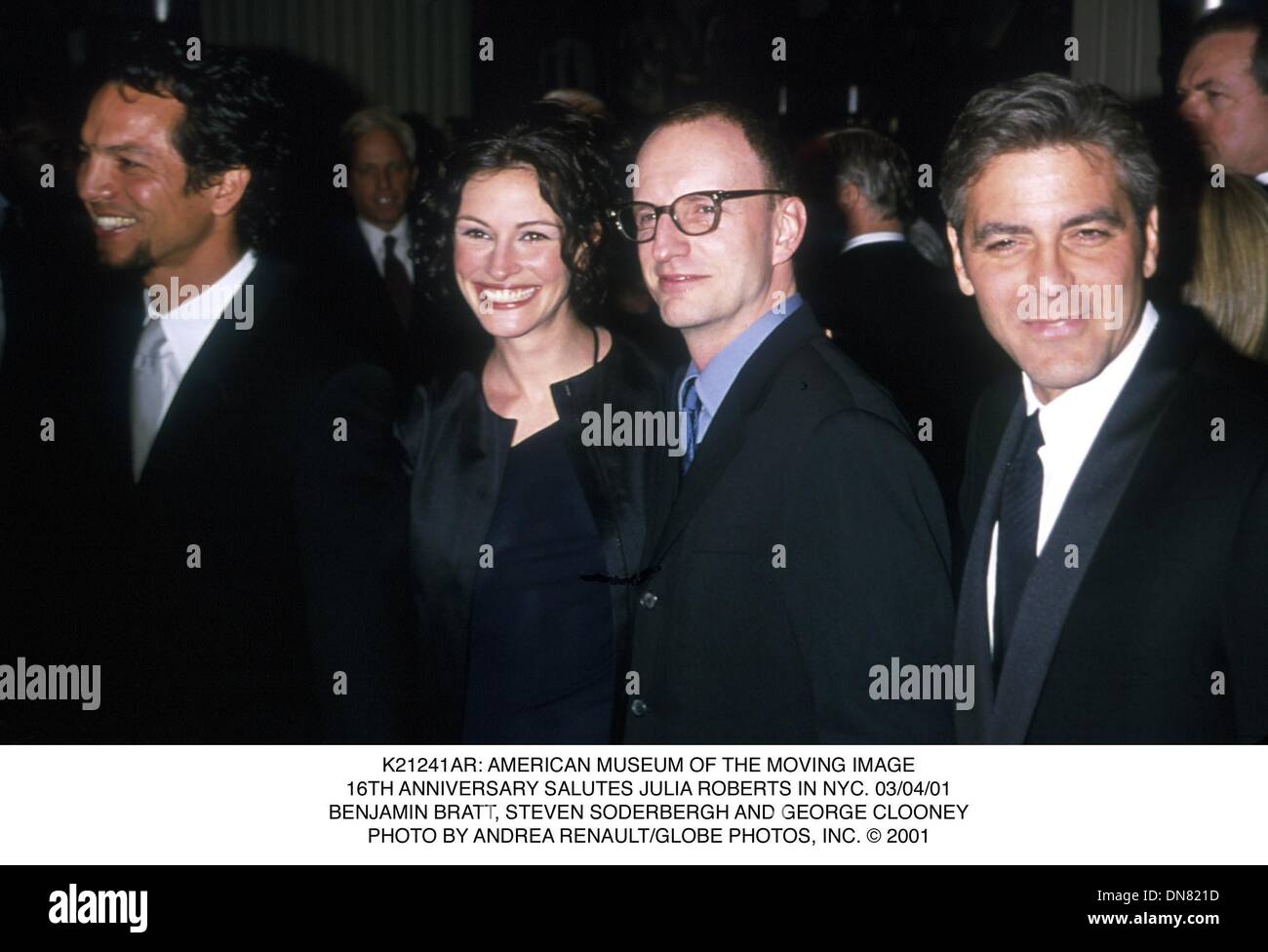 Mar 4, 2001 - K21241AR: museo americano dell'immagine in movimento.16ESIMO ANNIVERSARIO saluta Julia Roberts in NYC. 03/04/01.BENJAMIN BRATT, STEVEN SODERBERGH e George Clooney. ANDREA RENAULT/ 2001(Credit Immagine: © Globo foto/ZUMAPRESS.com) Foto Stock