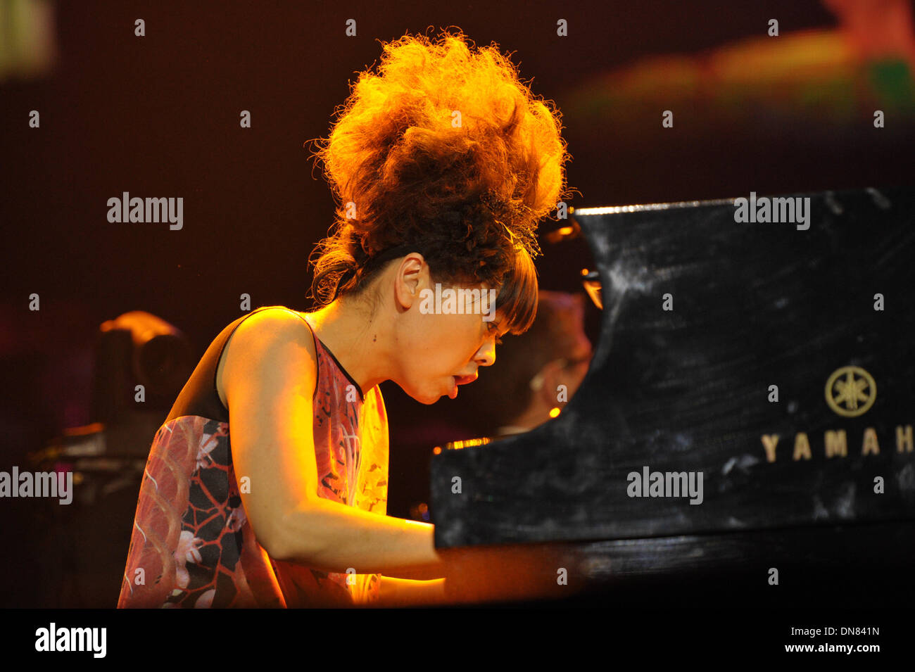 Berlino, Germania. Xix Dec, 2013. Il Giapponese pianista jazz Hiromi Uehara sul palco della AIDA-notte del Prom mostra a Berlino, Germania, 19 dicembre 2013. Foto: Roland Popp/dpa - NESSUN SERVIZIO DI FILO-/dpa/Alamy Live News Foto Stock