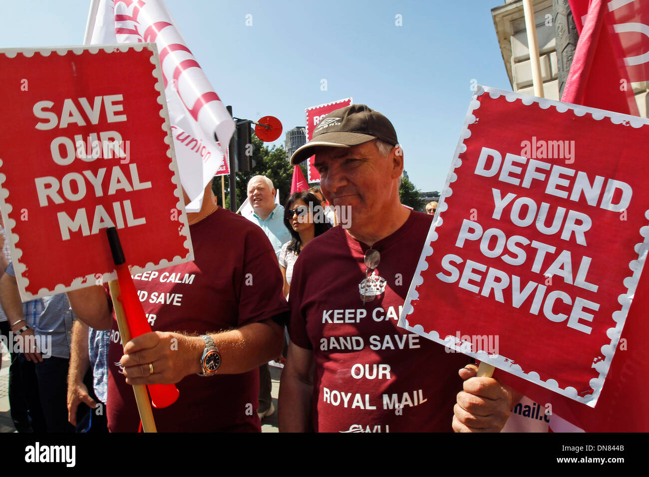 Ai lavoratori del settore postale e gli attivisti dalla comunicazione Unione lavoratori protesta al di fuori della Royal Mail sede Foto Stock