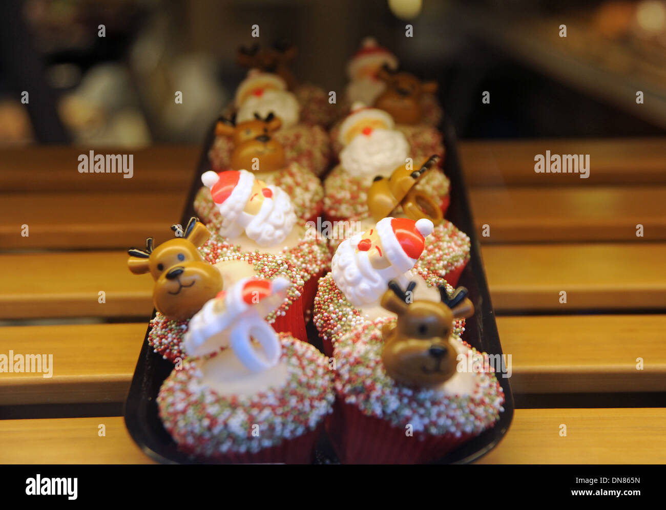 Natale di festa a tema i tortini in Greggs fornai vetrina BRIGHTON REGNO UNITO Foto Stock