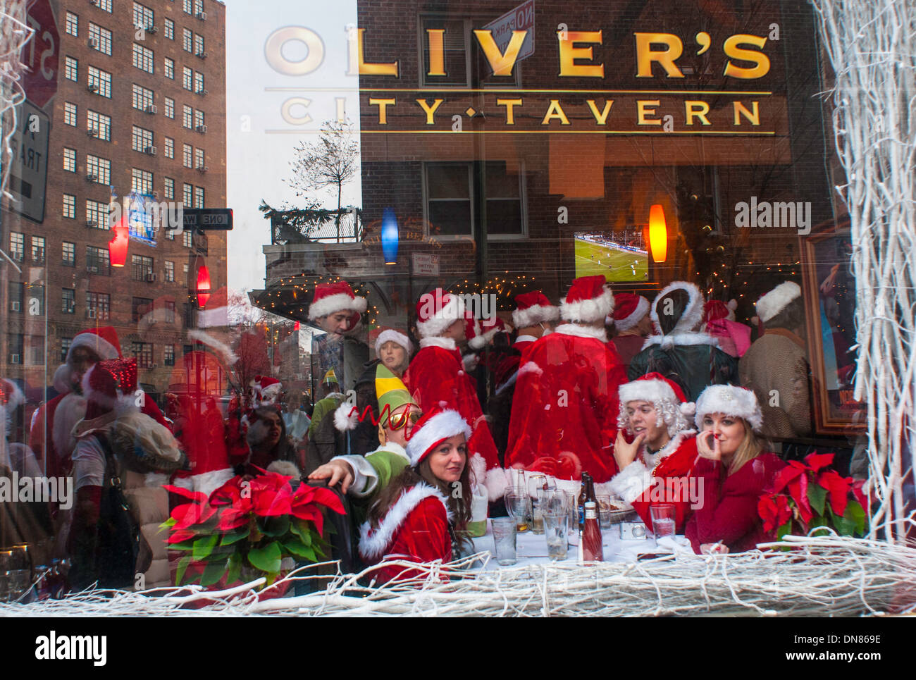 New York, NY - 11 dicembre 2010 Santas riempire un bar nel West Village durante Santacon ©Stacy Rosenstock Walsh/Alamy Foto Stock
