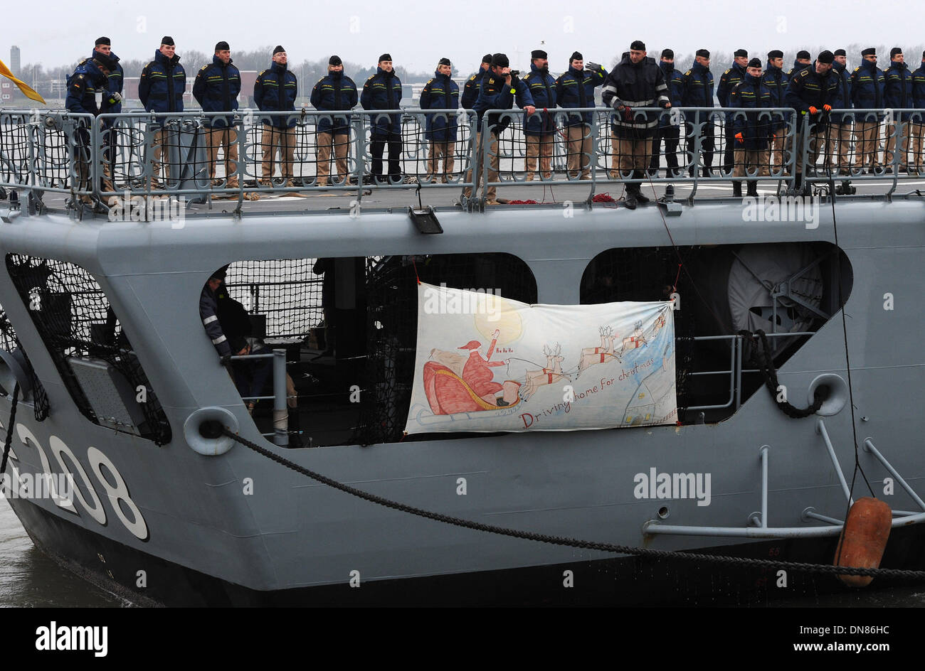 Wilhelmshaven, Germania. Xx Dec, 2013. Fregata "Niedersachsen" arriva dopo cinque mesi di anti-pirati operazioni come parte della missione Atalanta nella base navale di Wilhelmshaven, Germania, 20 dicembre 2013. Foto: INGO WAGNER/dpa/Alamy Live News Foto Stock