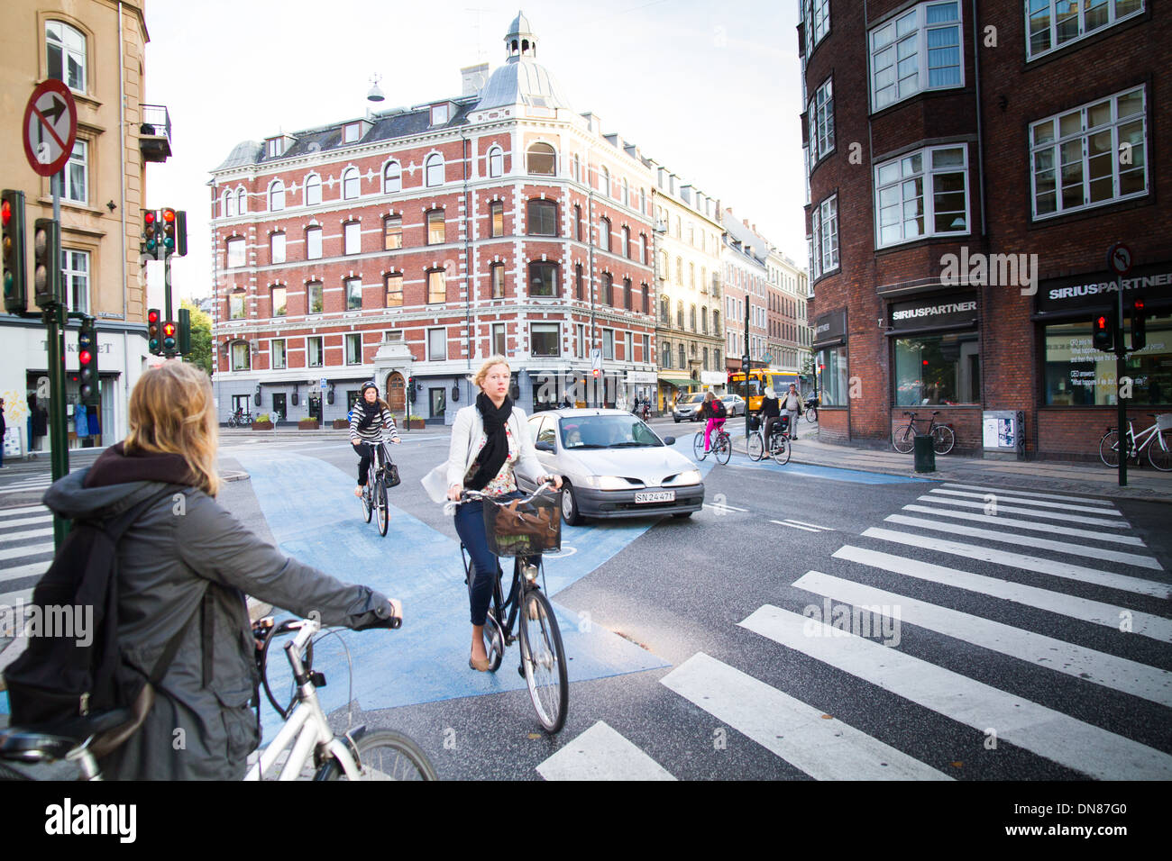 I ciclisti nel centro di Copenhagen DANIMARCA Foto Stock