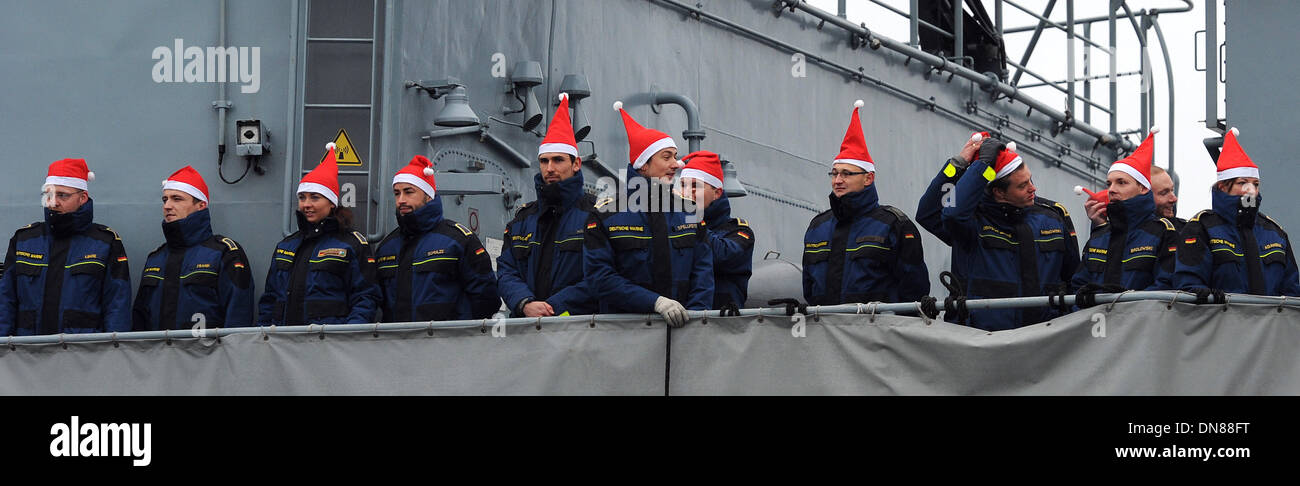 Wilhelmshaven, Germania. Xx Dec, 2013. Fregata "Niedersachsen" arriva dopo cinque mesi di anti-pirati operazioni come parte della missione Atalanta nella base navale di Wilhelmshaven, Germania, 20 dicembre 2013. Foto: INGO WAGNER/dpa/Alamy Live News Foto Stock