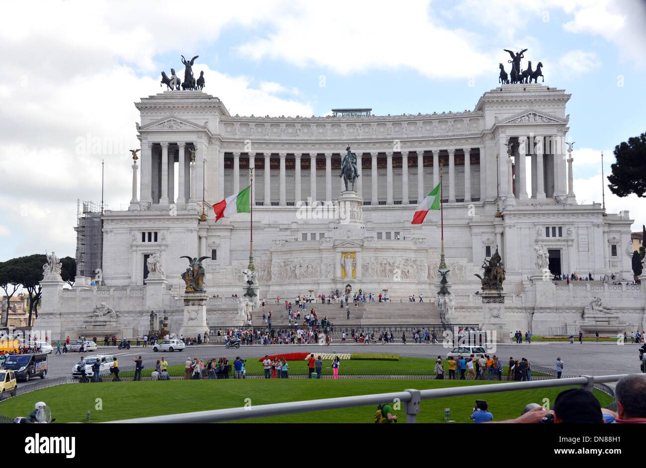 Roma, Italia. 11 Maggio, 2013. Il Monumento a Vittoro Emanuele II a Via del Corso a Roma, Italia, 11 maggio 2013. Il monumento per il primo re del nuovo trovato in Italia è stata sollevata nel 1885 da Giuseppe Sacconi. Foto: Waltraud Grubitzsch/dpa - NESSUN SERVIZIO DI FILO-/dpa/Alamy Live News Foto Stock