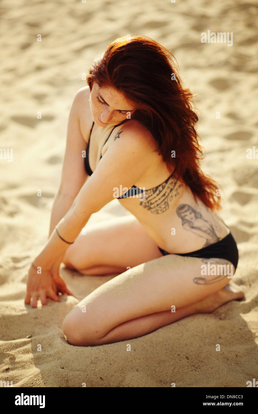 Ritratto di una giovane donna sulla spiaggia Foto Stock