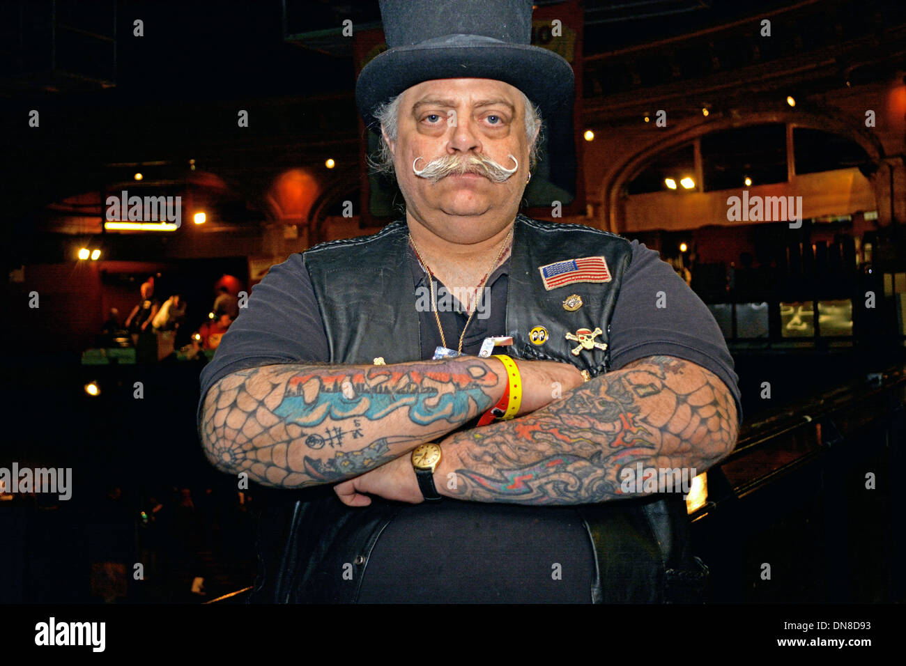 Un uomo con più tatuaggi al 16th Annual New York City Tattoo Convention di Roseland Ballroom di Midtown Manhattan. Foto Stock