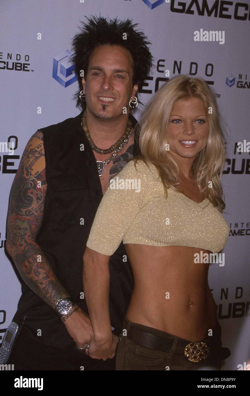 Il 5 ottobre 2001 - K2315ES: NINTENDO GAMECUBE PARTE.Hollywood, CA 10/03/2001.DONNA D'ERRICO e Nikki Sixx. ED GELLER/ 2001(Credit Immagine: © Globo foto/ZUMAPRESS.com) Foto Stock