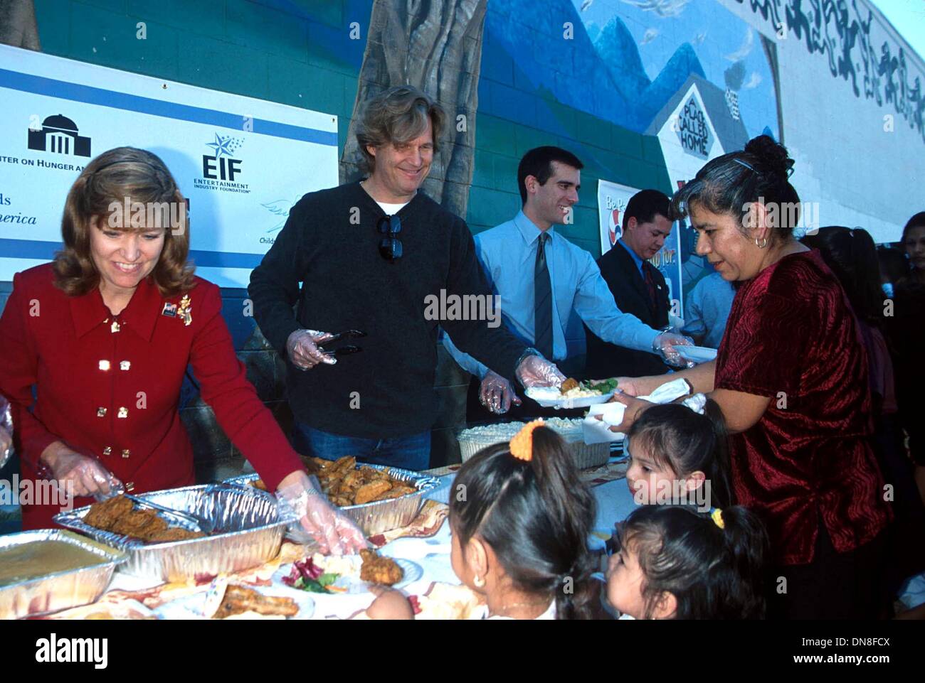 Nov. 16, 2001 - K23383signor: 11/15/01.Il supporto di celebrità fame libera America in un posto chiamato casa di Los Angeles, CA..SHARON DAVIS, Jeff Bridges, ERIC GARCETTI E NICCO MOULEART . Milano RYBA/ 2001(Credit Immagine: © Globo foto/ZUMAPRESS.com) Foto Stock