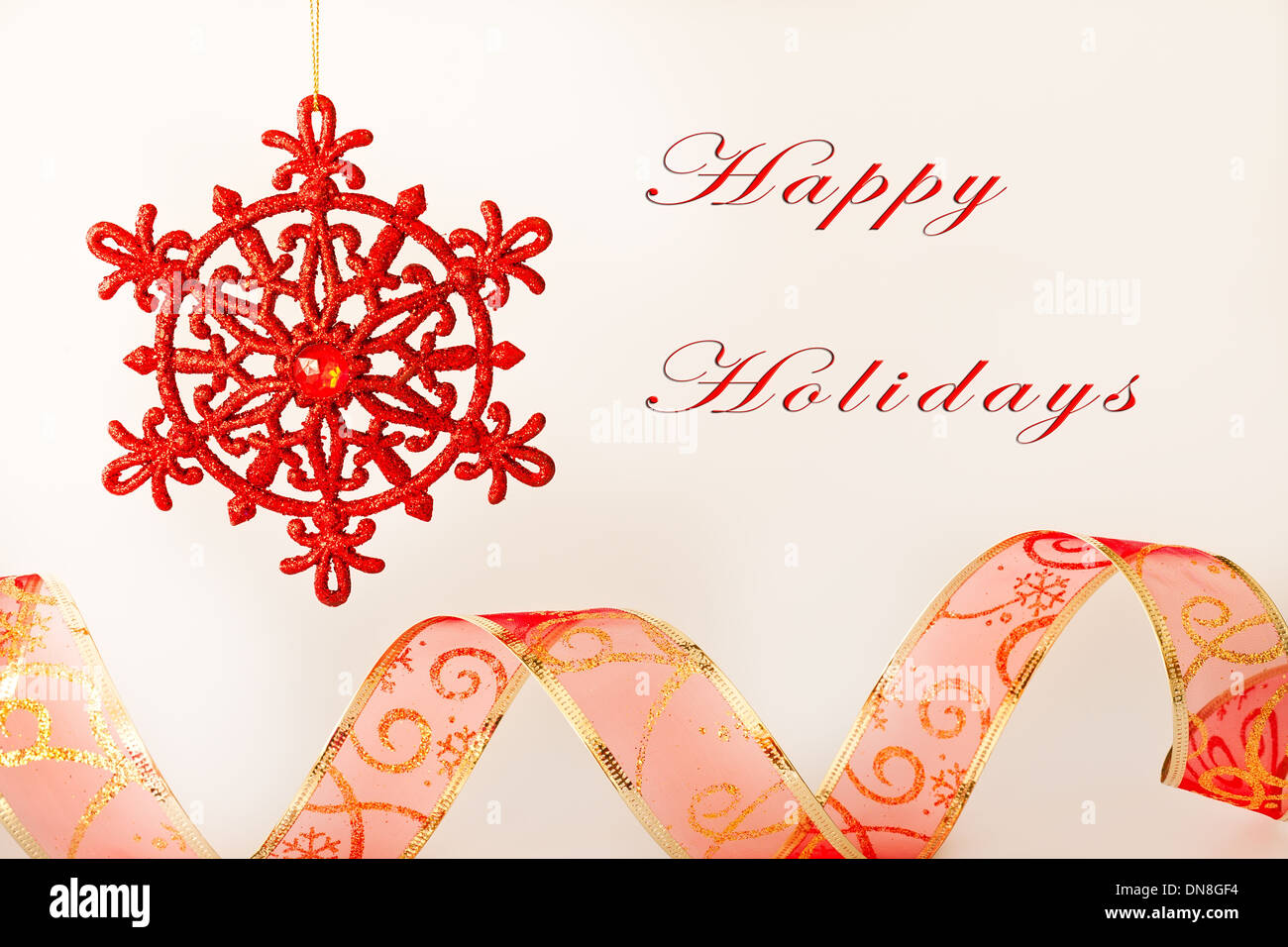 Happy Holidays card con testo, nastro e ornamento Foto Stock