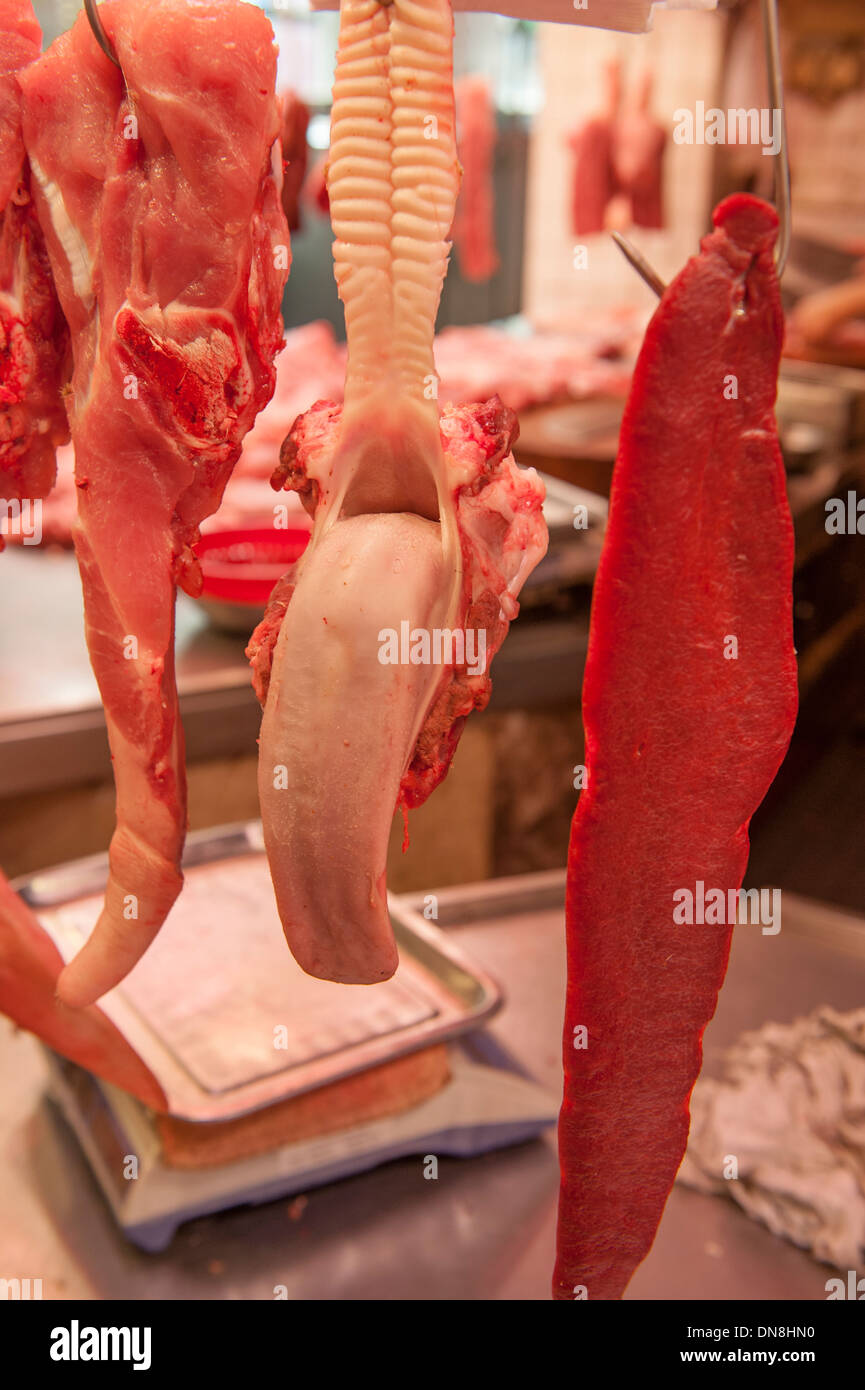 Taglio fresco buoi alette in corrispondenza di una macelleria stand presso il mercato rosso, il più famoso mercato umido di Macau SAR della Cina Foto Stock