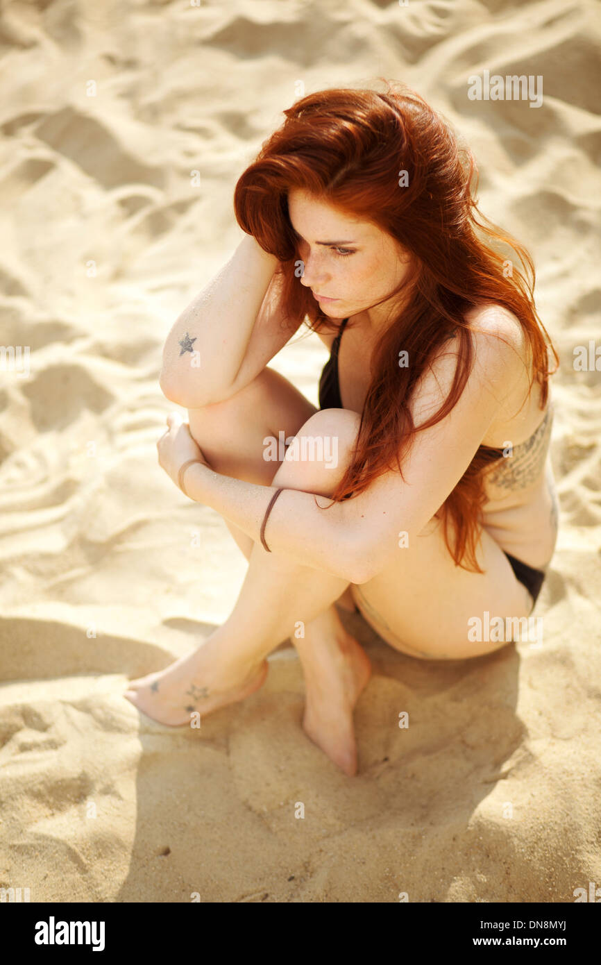 Ritratto di una giovane donna sulla spiaggia Foto Stock