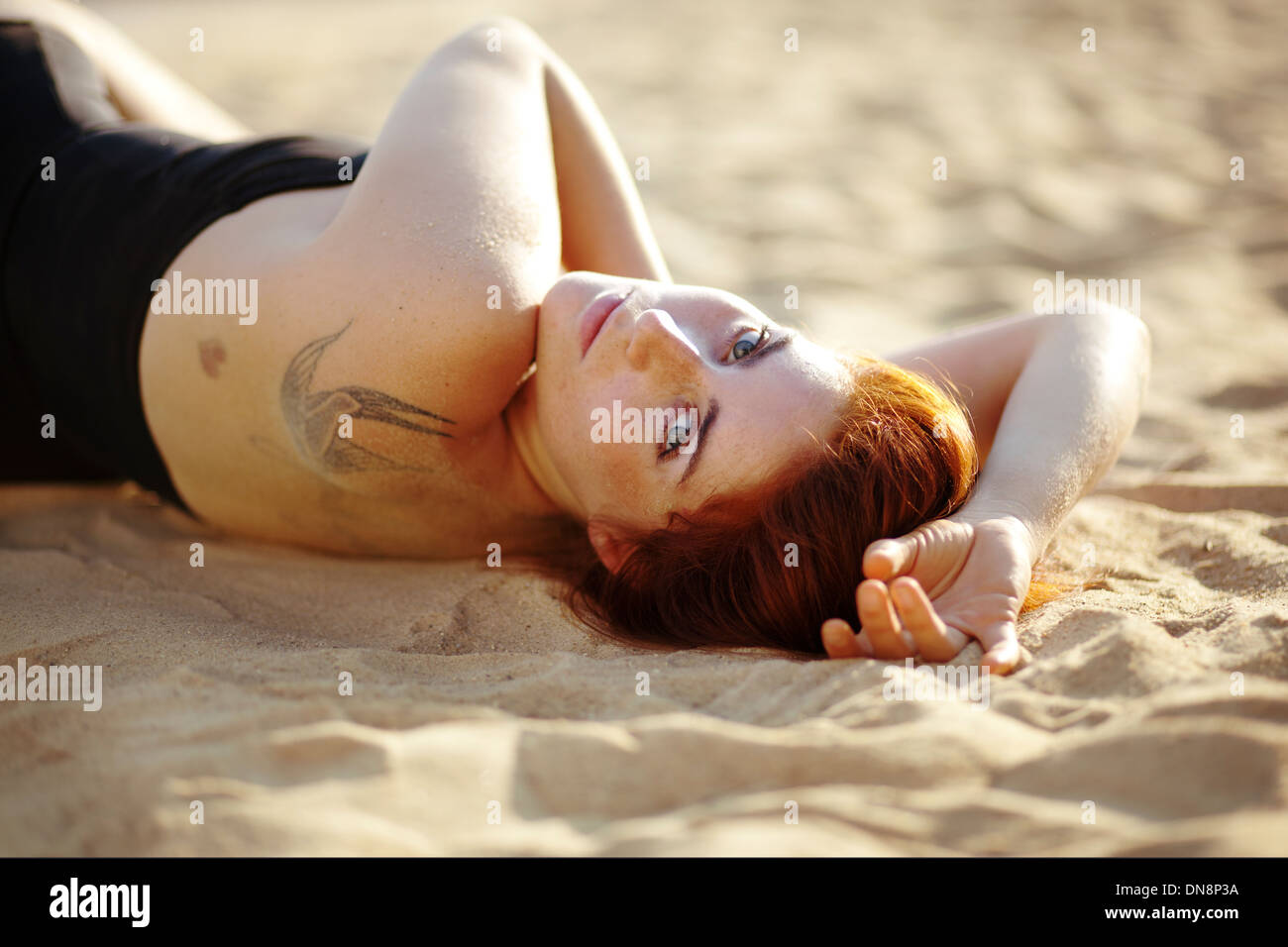 Ritratto di una giovane donna sulla spiaggia Foto Stock