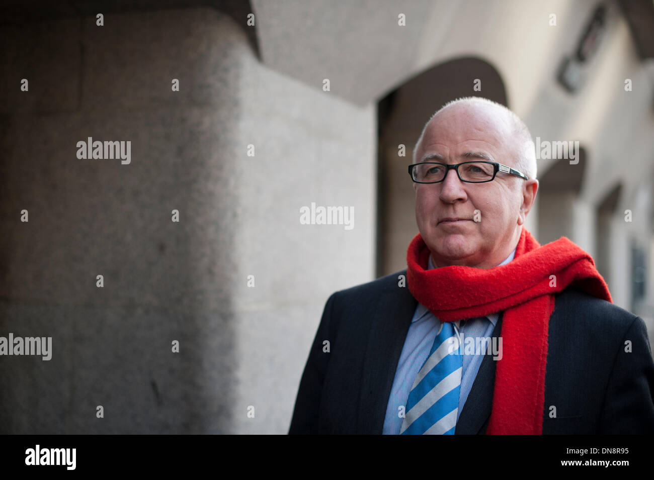 Londra, Regno Unito. Xx Dicembre 2013. Ex MP, Denis MacShane arriva presso la Old Bailey, Londra, per essere condannato con false contabilità tramite spese parlamentari precedenti. La carica si riferisce a richieste fraudolente del valore di un valore totale di quasi 13.000 sterline. Credito: Lee Thomas/Alamy Live News Foto Stock