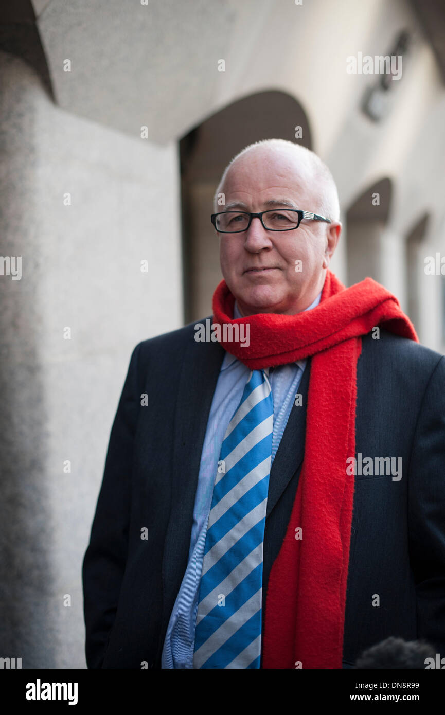 Londra, Regno Unito. Xx Dicembre 2013. Ex MP, Denis MacShane arriva presso la Old Bailey, Londra, per essere condannato con false contabilità tramite spese parlamentari precedenti. La carica si riferisce a richieste fraudolente del valore di un valore totale di quasi 13.000 sterline. Credito: Lee Thomas/Alamy Live News Foto Stock