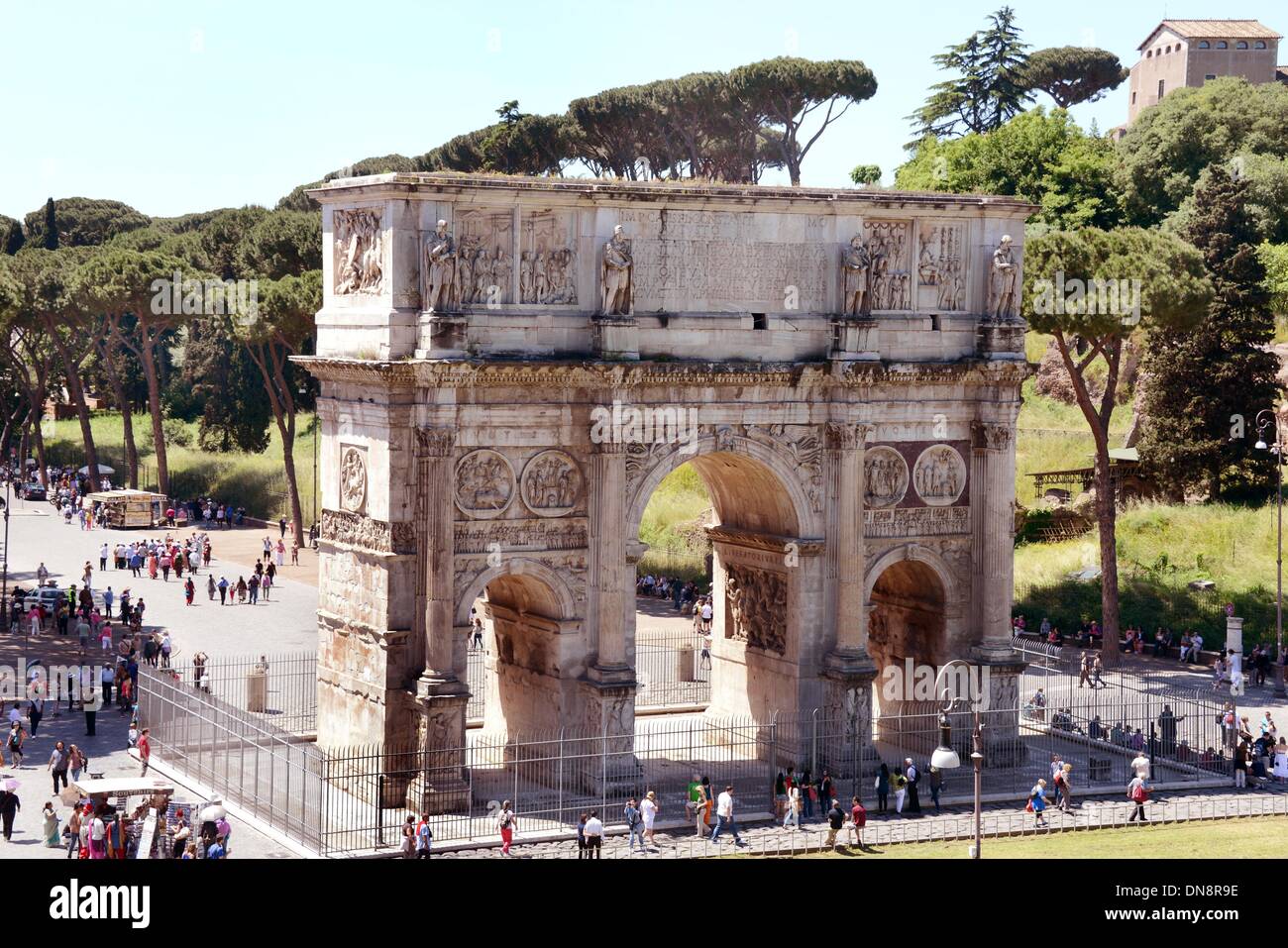 Roma, Italia. 14 Maggio, 2013. L'Arco di Costantino a Roma, Italia, 14 maggio 2013. Il ponte fu inaugurato nel 315 D.C. in onore dell'imperatore Costantino e nel memoriale della sua vittoria al Milvian Bridge oltre i suoi avversari Massenzio. Foto: Waltraud Grubitzsch/dpa - NESSUN SERVIZIO DI FILO-/dpa/Alamy Live News Foto Stock