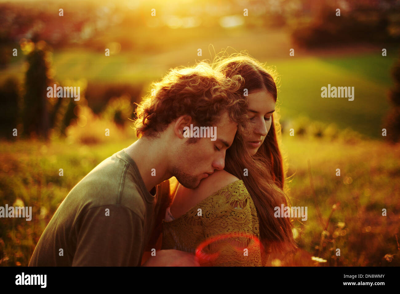 Coppia giovane in amore abbracciando su un prato Foto Stock