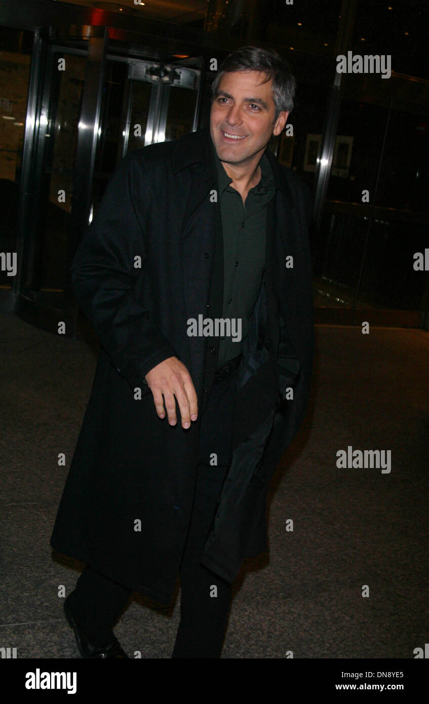 Nov. 24, 2002 - K27341JBB ''confessioni di una mente pericolosa''.SCREENING, WARNER BROTHERS Screening Room, NYC 11/24/02. JOHN BARRETT/ 2002..George Clooney(Immagine di credito: © Globo foto/ZUMAPRESS.com) Foto Stock