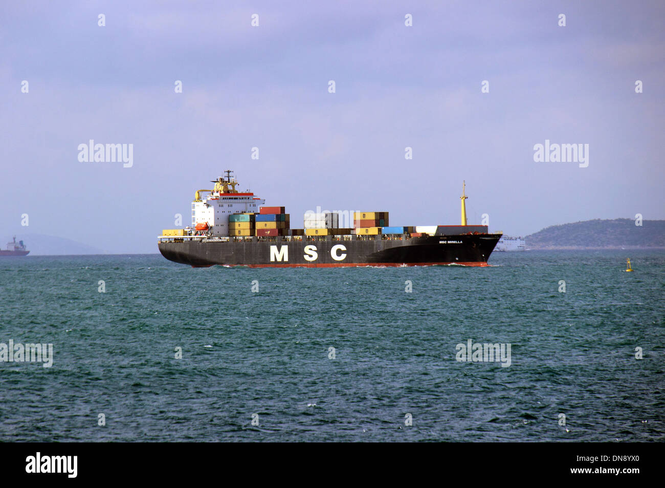 Msc nave container caricati con contenitori in arrivo in porto Foto Stock