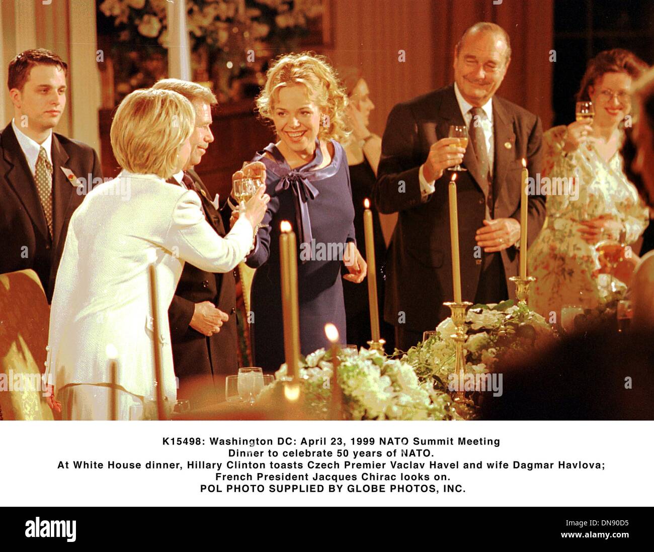 Apr. 23, 1999 - K15498 23 Aprile 1999.Washington, D.C..Vertice NATO incontro - cena per festeggiare i 50 anni della NATO. Alla Casa Bianca la cena, Hillary Clinton toast premier ceco Vaclav Havel e moglie Dagmar Havlova; il presidente francese Jacques Chirac si affaccia su.. Piscina forniti da 1999(Credit Immagine: © Globo foto/ZUMAPRESS.com) Foto Stock