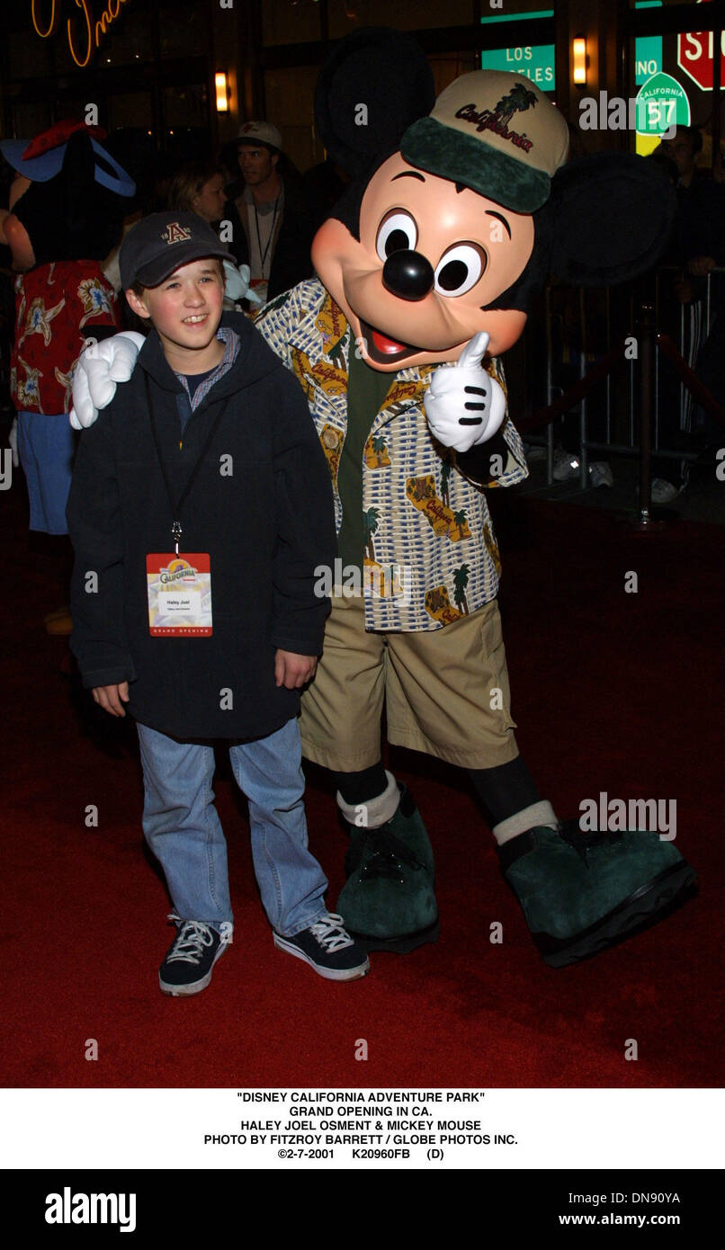 Febbraio 7, 2001 - ''Disney California Adventure Park''.INAUGURAZIONE IN CA..Haley Joel Osment & Mickey Mouse. FITZROY BARRETT / 2-7-2001 K20960FB (D)(Immagine di credito: © Globo foto/ZUMAPRESS.com) Foto Stock