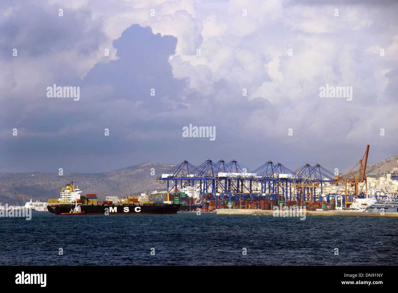 Msc nave container il carico e lo scarico di container nel porto Foto Stock