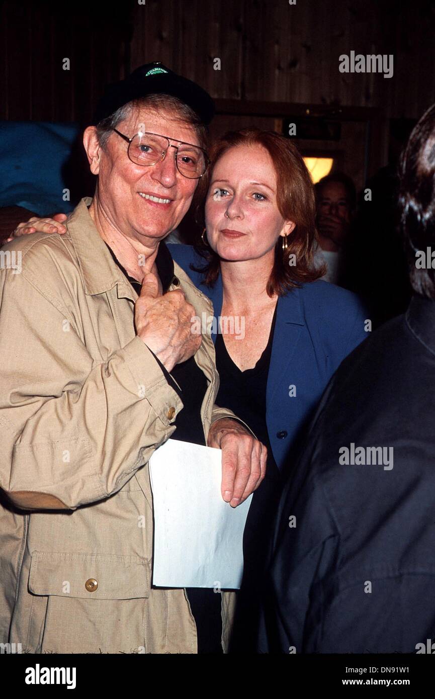 Sett. 26, 2001 - K22971HMc: 9/25/01.Il Broadway stelle la registrazione ''NEW YORK NEW YORK" AL RALLY il supporto per il teatro di Broadway e il turismo in NYC..GEORGE HEARN CON KATE BURTON. HENRY McGEE/ 2001(Credit Immagine: © Globo foto/ZUMAPRESS.com) Foto Stock